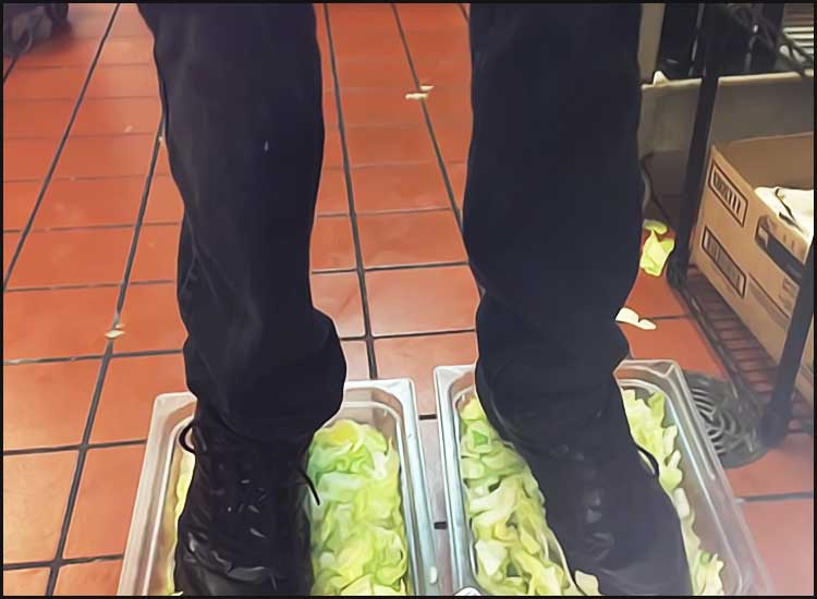employe burger king ecrasant de la salade