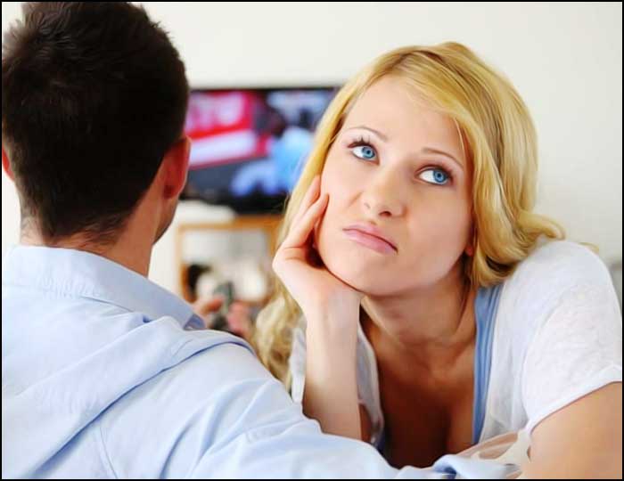 femme s ennuie devant son copain