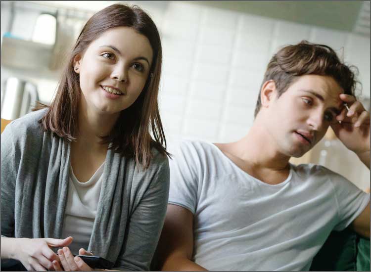 Jeune couple en conversation décontractée.