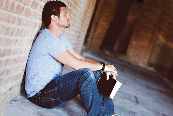homme assis medite sur ses peches