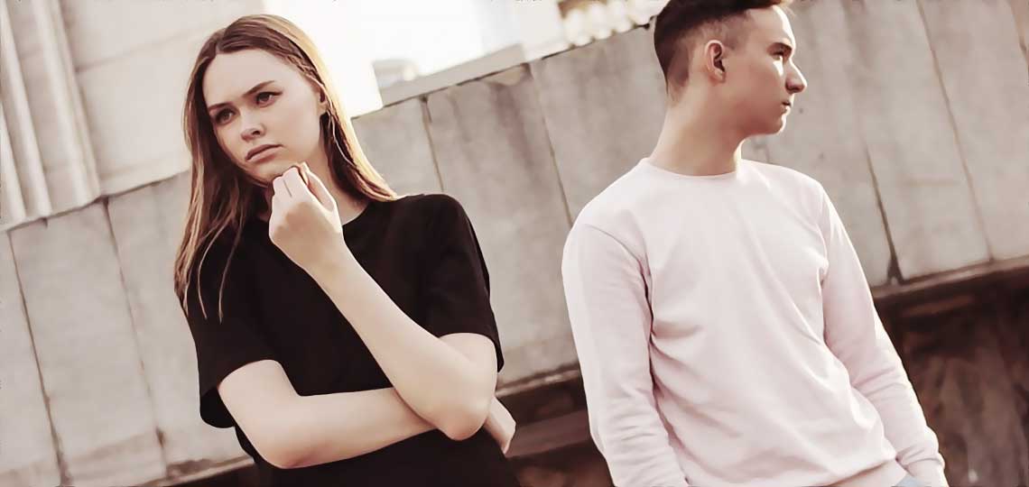 jeune fille et copain se lassent lun de lautre