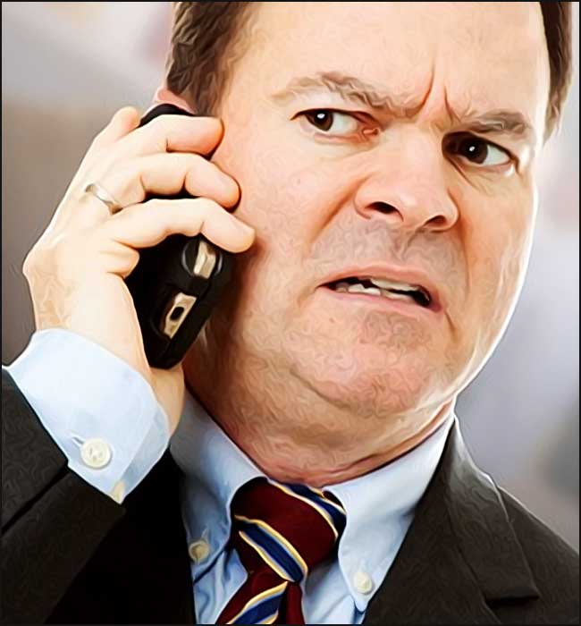 Homme d'affaires contrarié au téléphone.