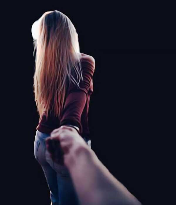 Femme de dos tenant la main.
