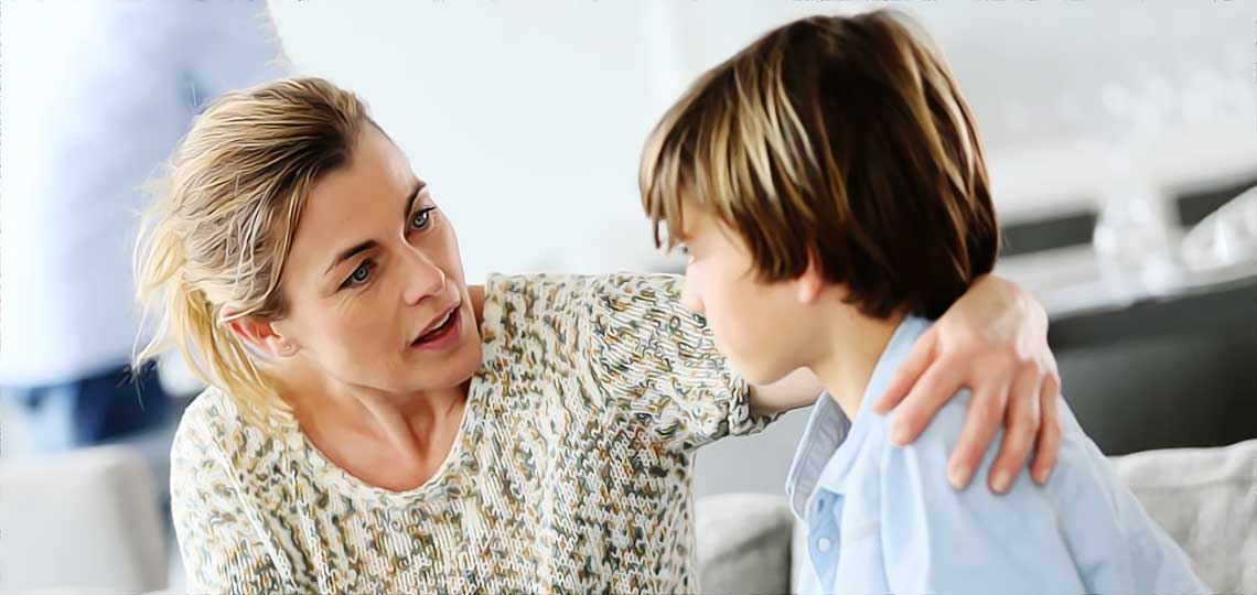 mère et fils en conversation sérieuse.