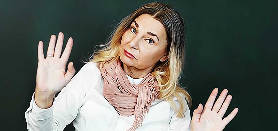 Femme d'âge mûr gesticulant avec les mains.