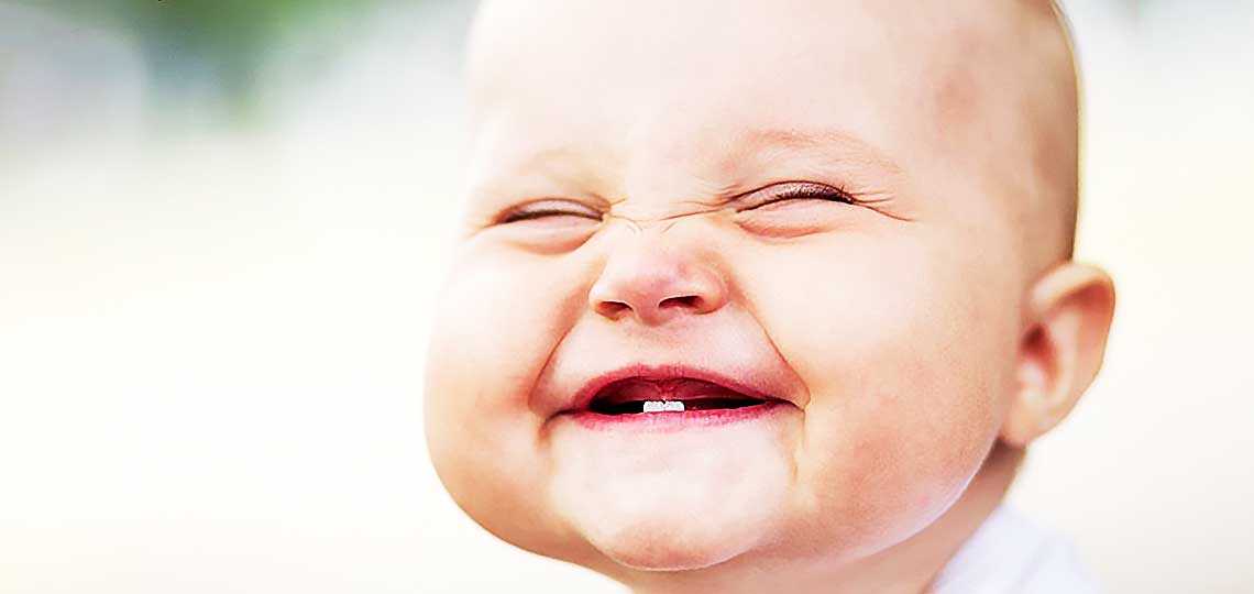 visage bebe heureux