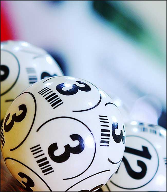 Boules de loto numérotées en gros plan.