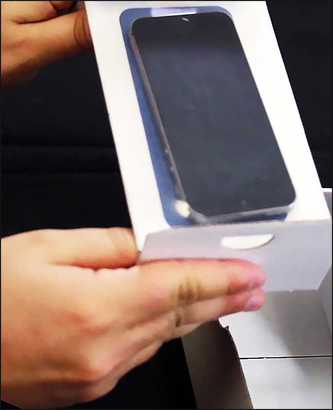 Boîte de smartphone tenue en main.