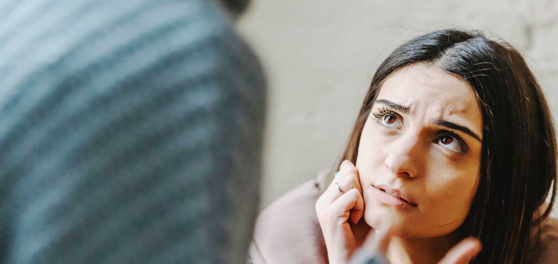 Femme préoccupée regardant au loin.