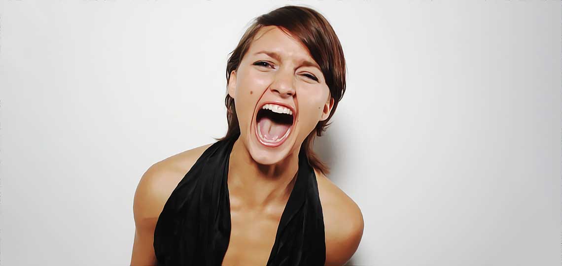 femme qui crie pour se liberer