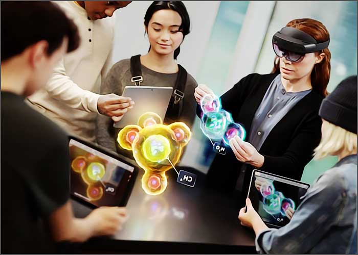 Personnes utilisant la réalité augmentée.