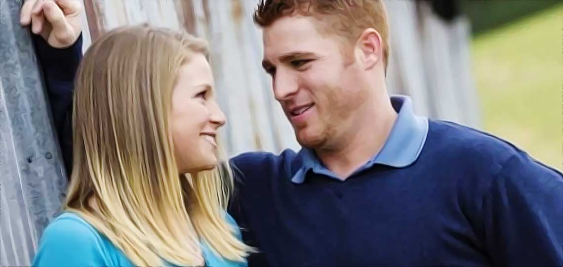 Couple souriant en conversation intime.