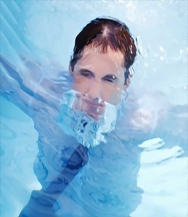 Homme sous l'eau vue distorsion.