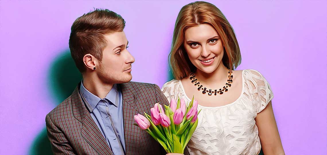 Homme offrant fleurs à femme, souriante.