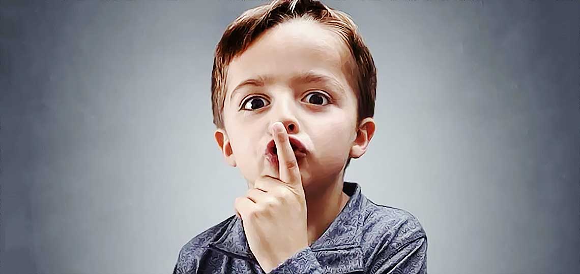 enfant qui ment doigt sur la bouche