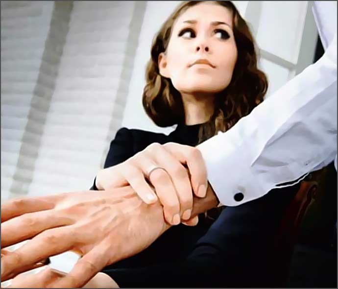 Femme rejette la main de son patron.
