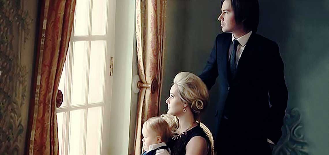 homme autoritaire avec femme et enfant