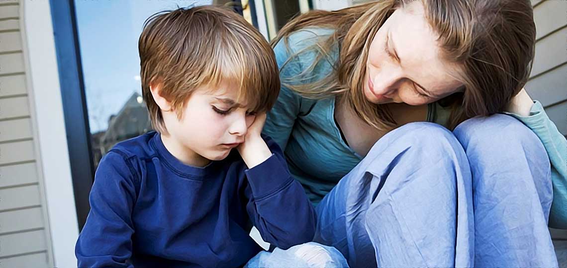 Mère réconfortant son fils triste.