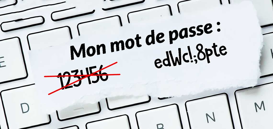 Mot de passe barré sur clavier d'ordinateur. Mot de passe barré et remplacé sur clavier.