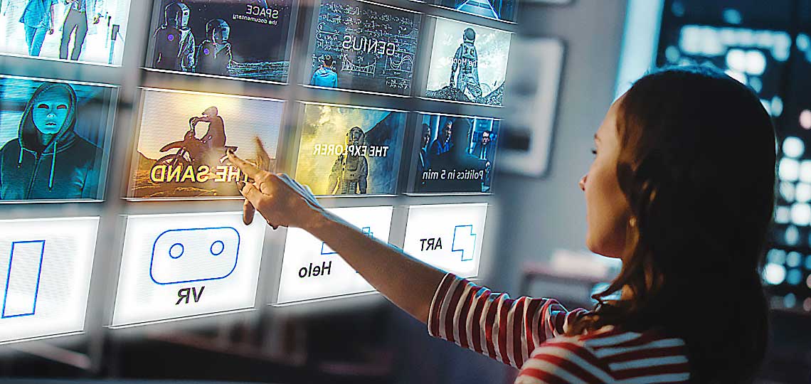 Enfant touchant écran interactif avec icônes.