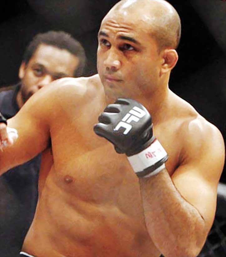 Combattant MMA en position de garde.