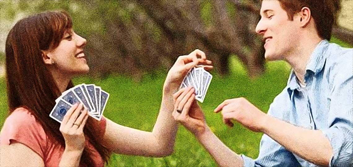 couple amoureux joue aux cartes