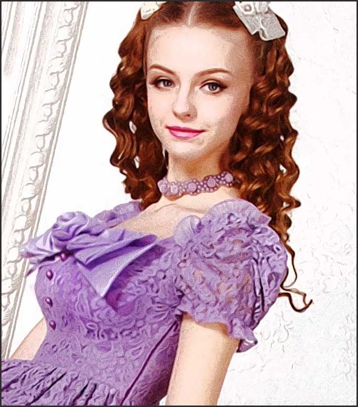 Jeune femme en robe violette ancienne, voulant se faire ressembler à une enfant.