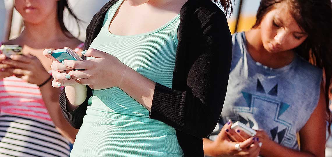 jeune fille accro aux reseaux sociaux