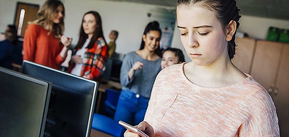 jeune fille cyber intimidee