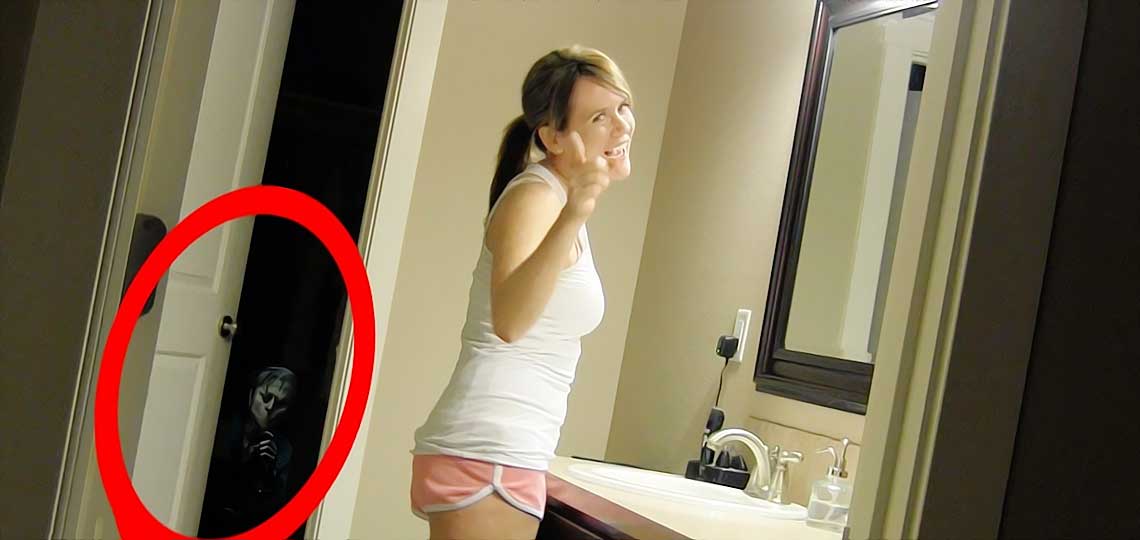 jeune fille espionnee dans sa salle de bain