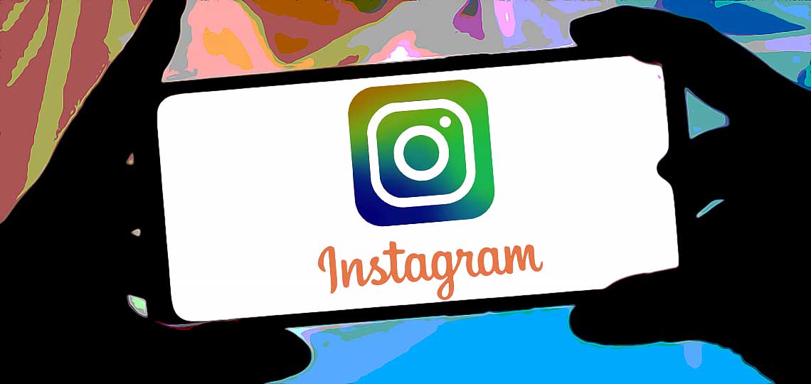 deux mains sur un telephone montrant instagram