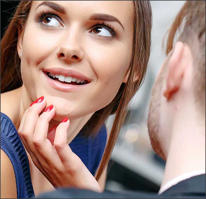 Femme souriante regardant un homme.