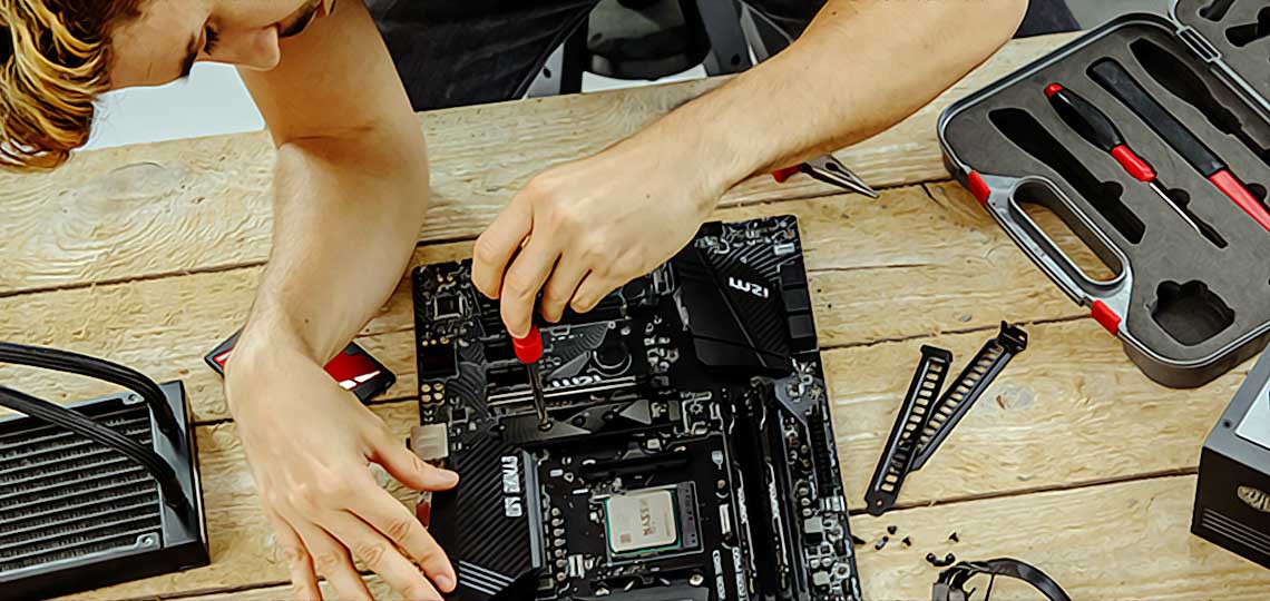 garcon qui construit son propre pc