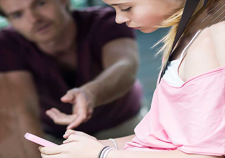 pere retire son telephone a sa fille