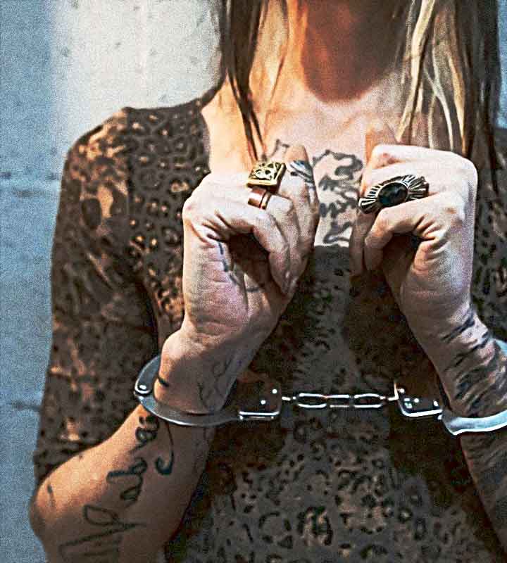femme menottee